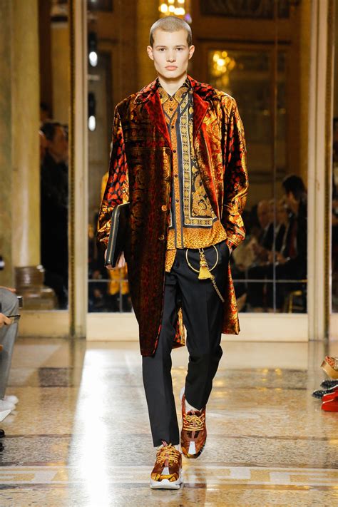 Versace Fall 2018 Menswear Collection 